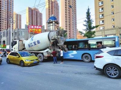 今日头条最新爆料车祸,惊心动魄！最新车祸现场曝光，事故原因令人震惊
